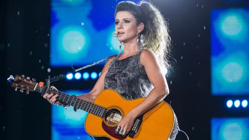 Paula Fernandes resgata raízes e fala sobre pressão do mercado musical em nova fase