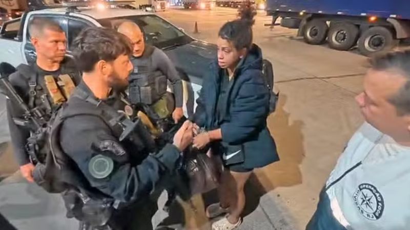 Mulher é presa com 30 pistolas em operação da Polícia Civil no RJ