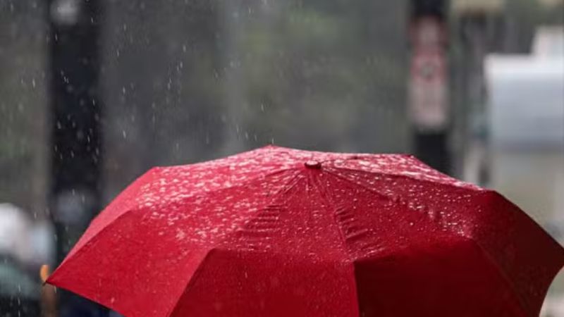 Ciclone avança pelo litoral do Sudeste e coloca região em alerta para chuva intensa