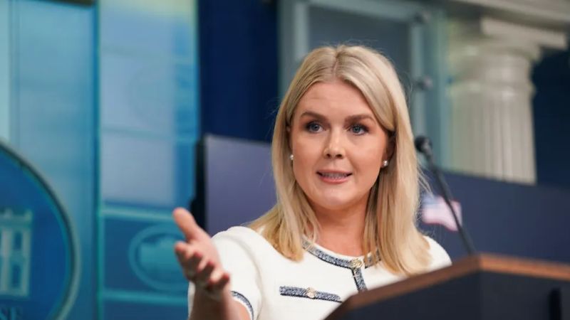 Brasileira ligada à família da secretária de imprensa de Trump é detida pelo ICE nos Estados Unidos