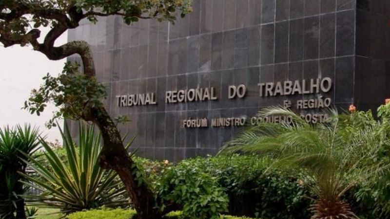 Funcionária de supermercado será indenizada em R$ 15 mil após sofrer racismo e intolerância religiosa em Salvador