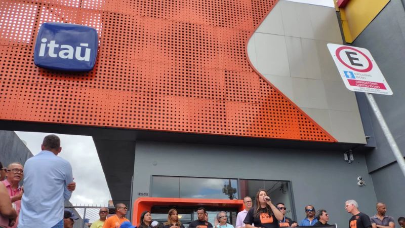 Itaú fecha agência em Salvador e transfere 24 mil clientes para unidade distante 14 km