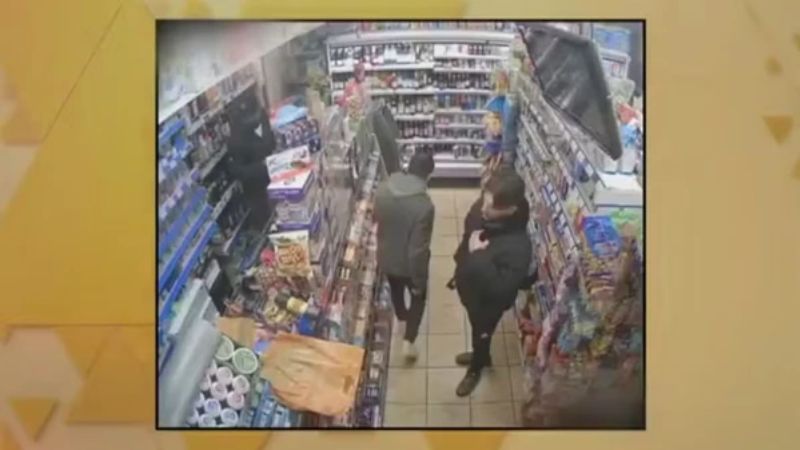 Homem reencontra pai desaparecido há 20 anos em fila de mercado em Londres