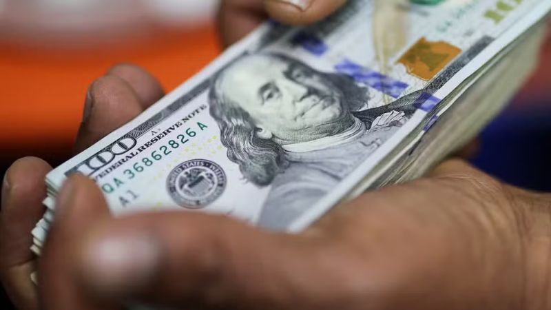 Ibovespa bate novo recorde e dólar recua com cenário econômico mais favorável