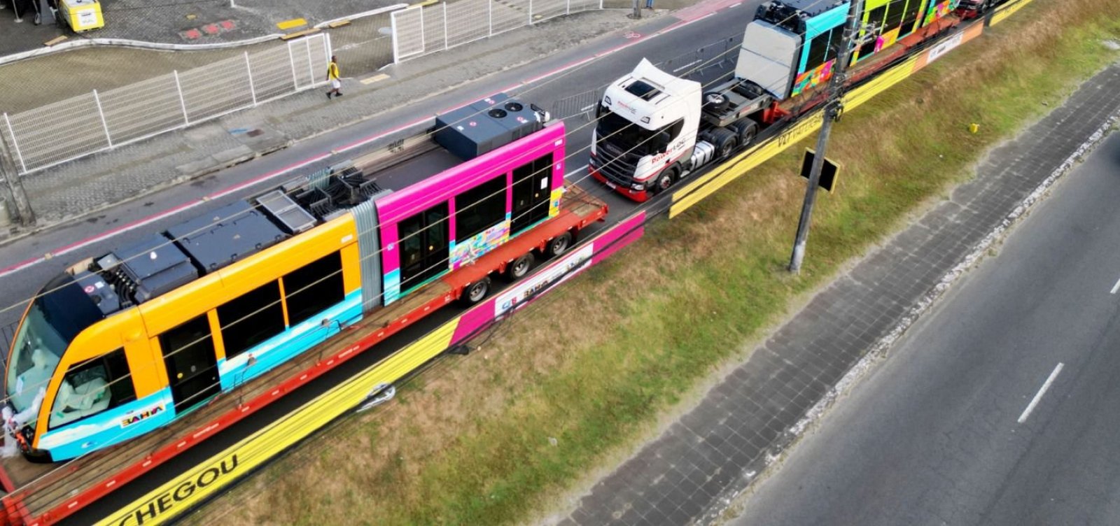 Primeiros trens do VLT chegam a Salvador e governo confirma testes para 2026