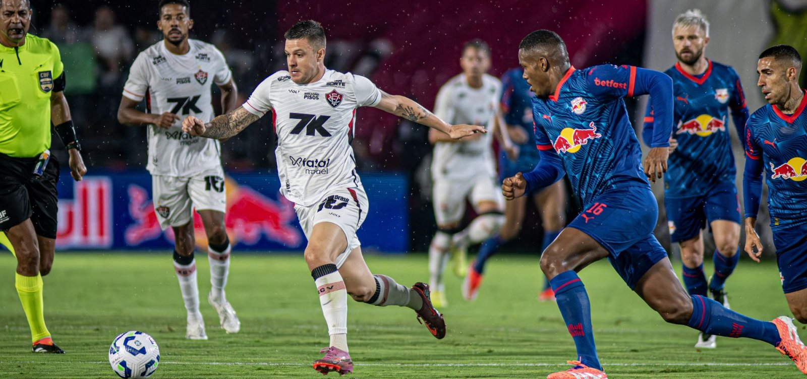 Bragantino goleia o Vitória e deixa clube baiano sob risco de voltar ao Z-4 na rodada final