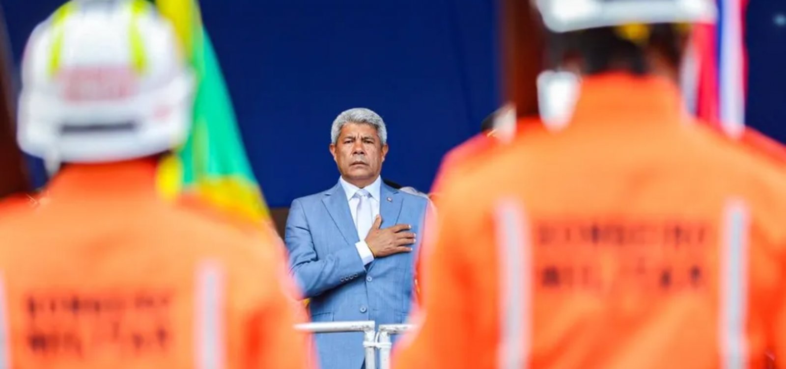 Jerônimo sanciona lei que cria cargos para operações aéreas e reorganiza comando dos Bombeiros da Bahia