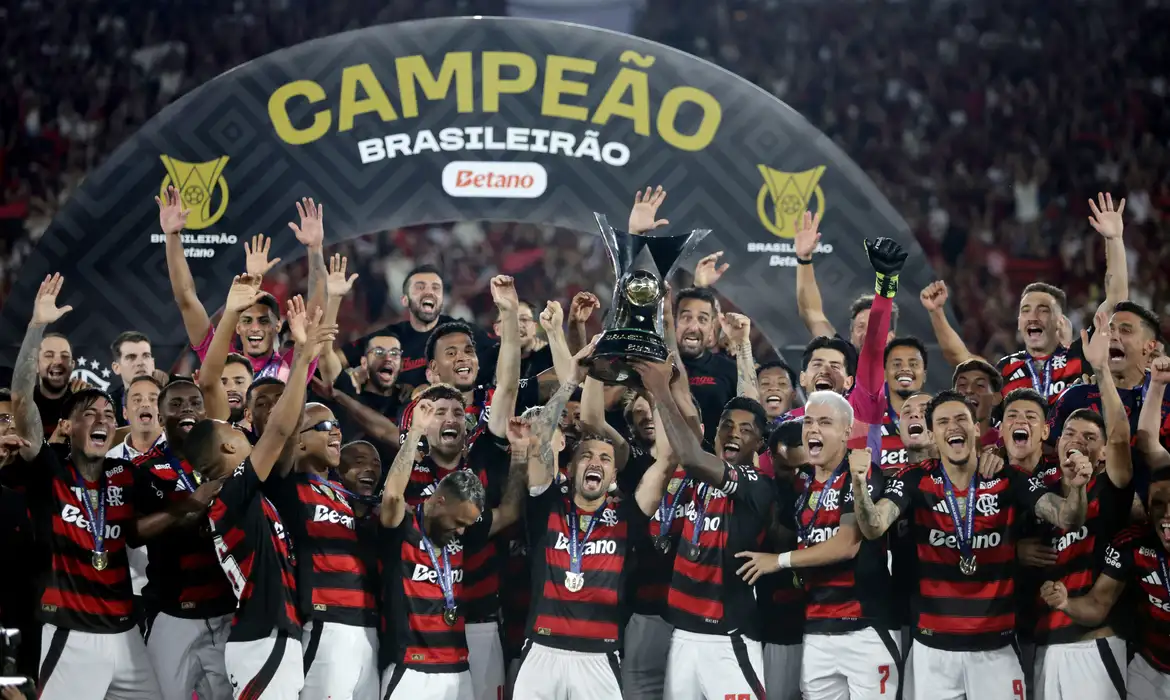 Flamengo vence Ceará no Maracanã e confirma título do Campeonato Brasileiro