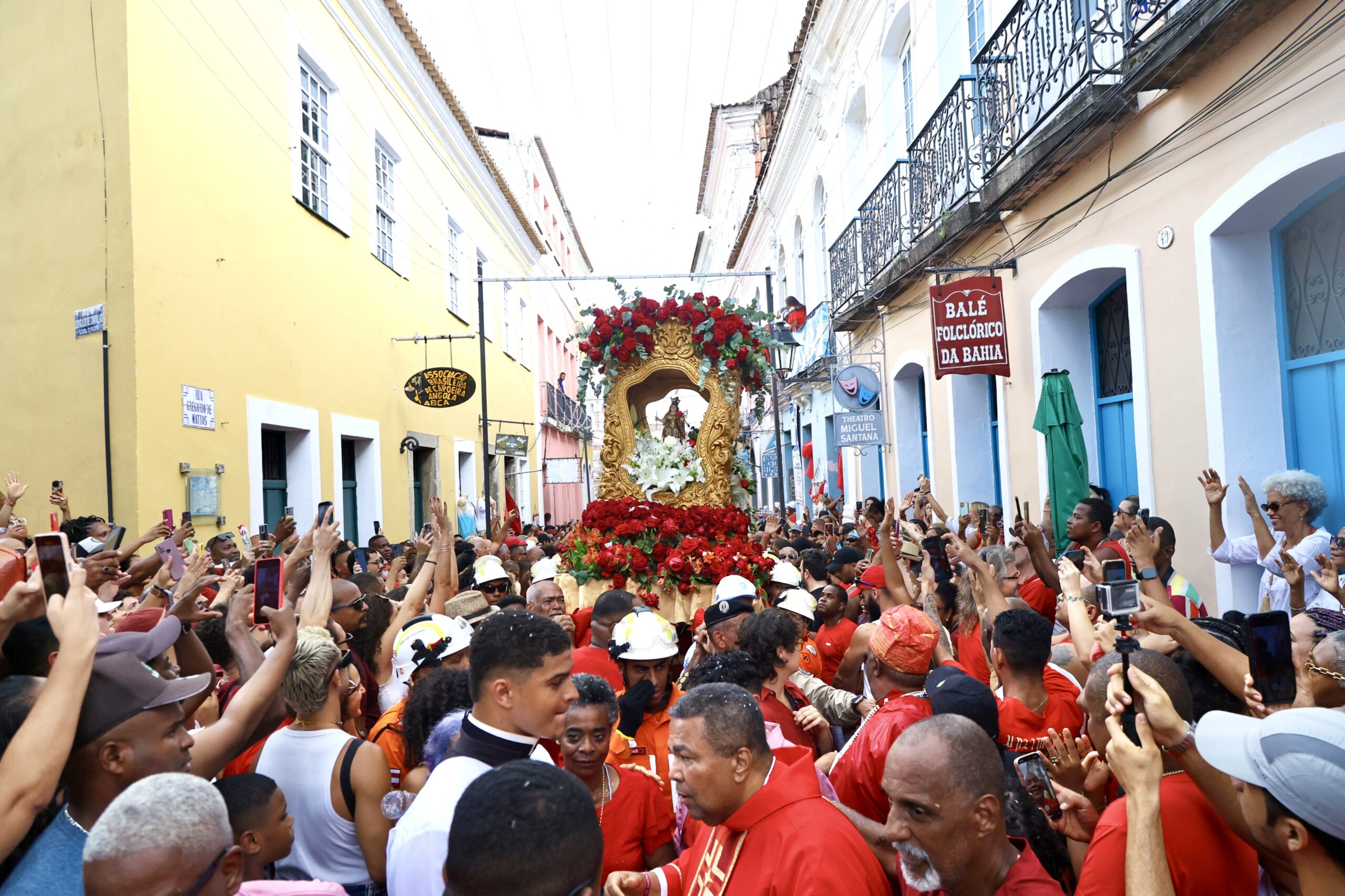 Festa de Santa Bárbara reúne multidão e marca abertura do calendário popular de Salvador