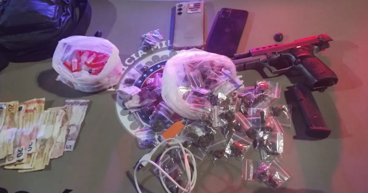 Dois homens são presos com arma e drogas durante ação da PM na Engomadeira, em Salvador