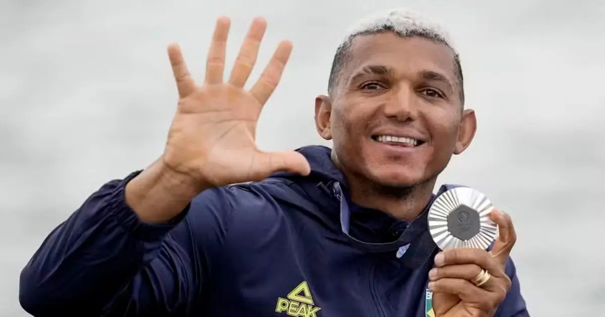 Isaquias Queiroz passa por cirurgia no olho direito e ficará afastado por 15 dias