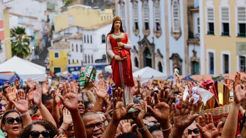 Pelourinho se veste de vermelho na celebração de Santa Bárbara