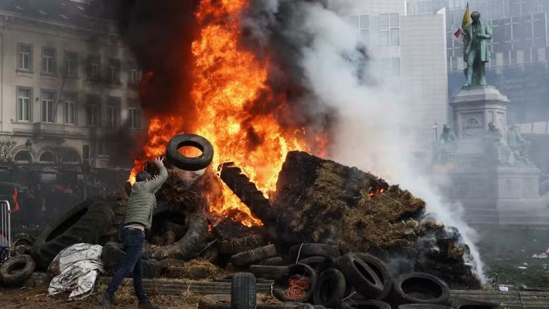 Protesto de agricultores contra acordo UE-Mercosul termina em confronto em Bruxelas