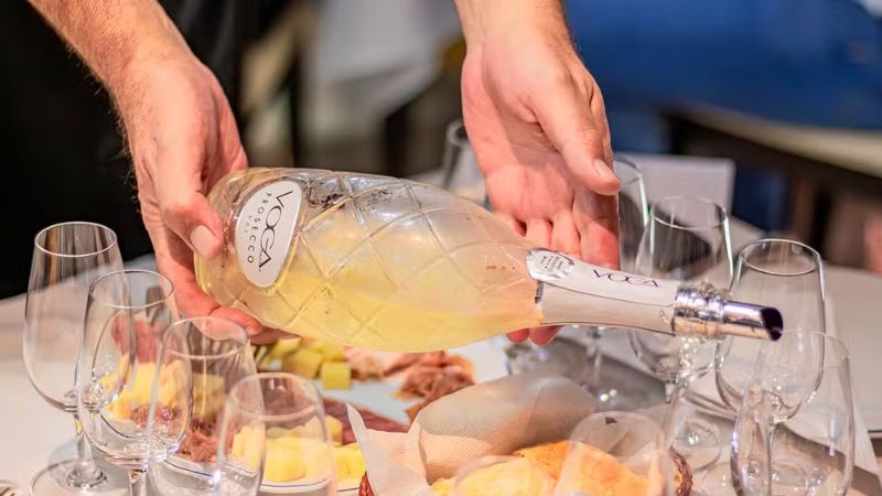 Beber água entre os drinks e pratos pesados faz diferença para o corpo?