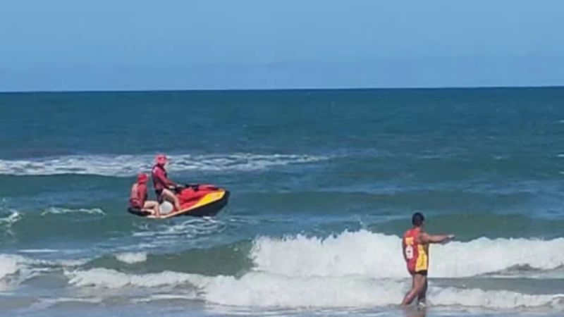 Turista morre após salvar filho e sobrinho de afogamento em Ilhéus