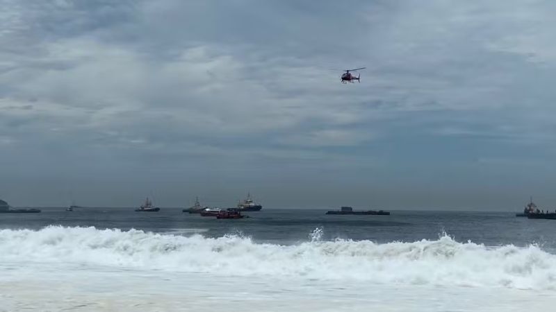 Ressaca em Copacabana: adolescente desaparece e bombeiros intensificam buscas