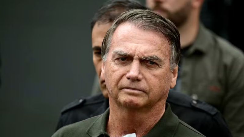 Bolsonaro é internado em hospital em Brasília para cirurgia de hérnia