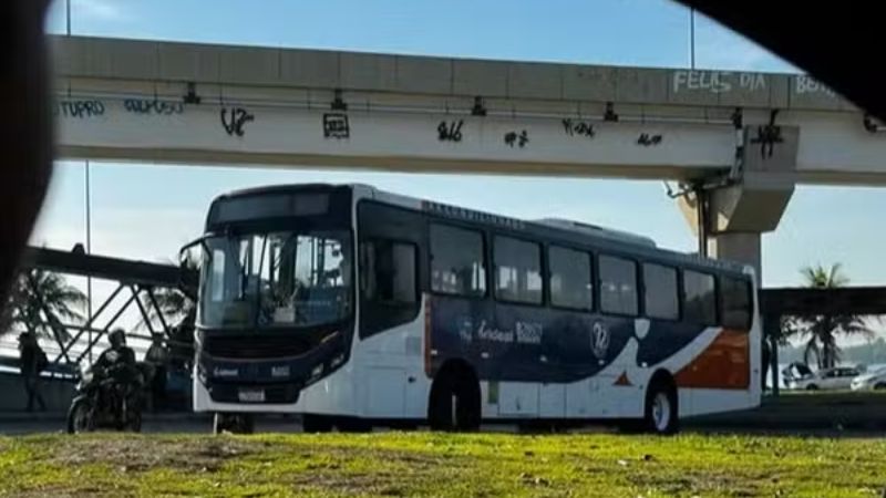 Criminosos bloqueiam acesso ao Aeroporto Galeão com ônibus atravessados na via