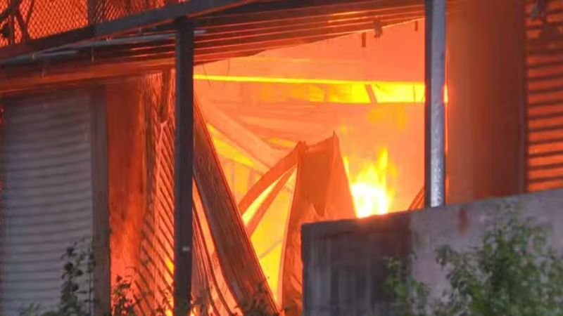Incêndio de grandes proporções atinge galpão da Ceasa no Rio