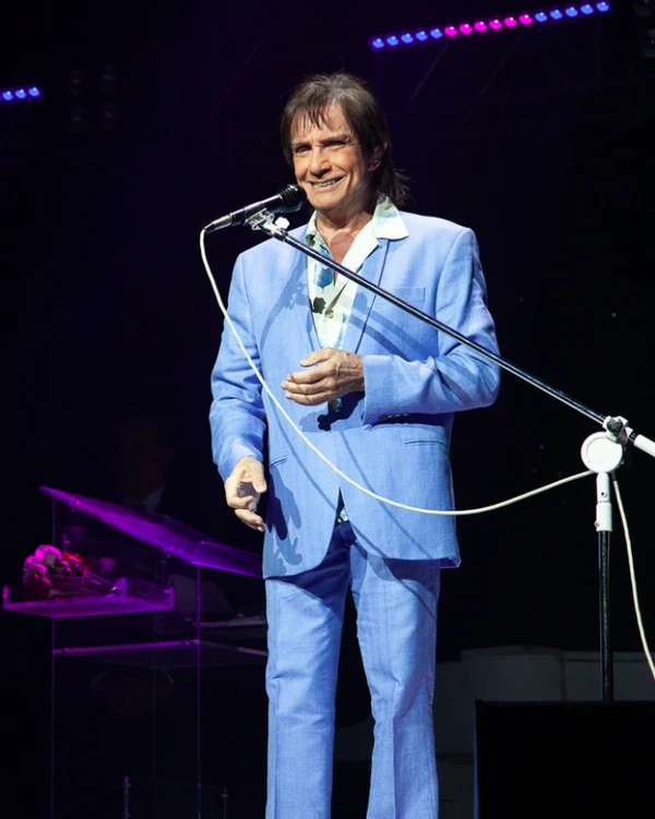 Roberto Carlos interrompe apresentação no RJ para reclamar de fotógrafos próximos ao palco