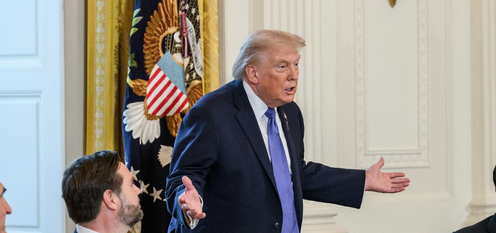 EUA anunciam tarifa de 25% a países que mantêm comércio com o Irã