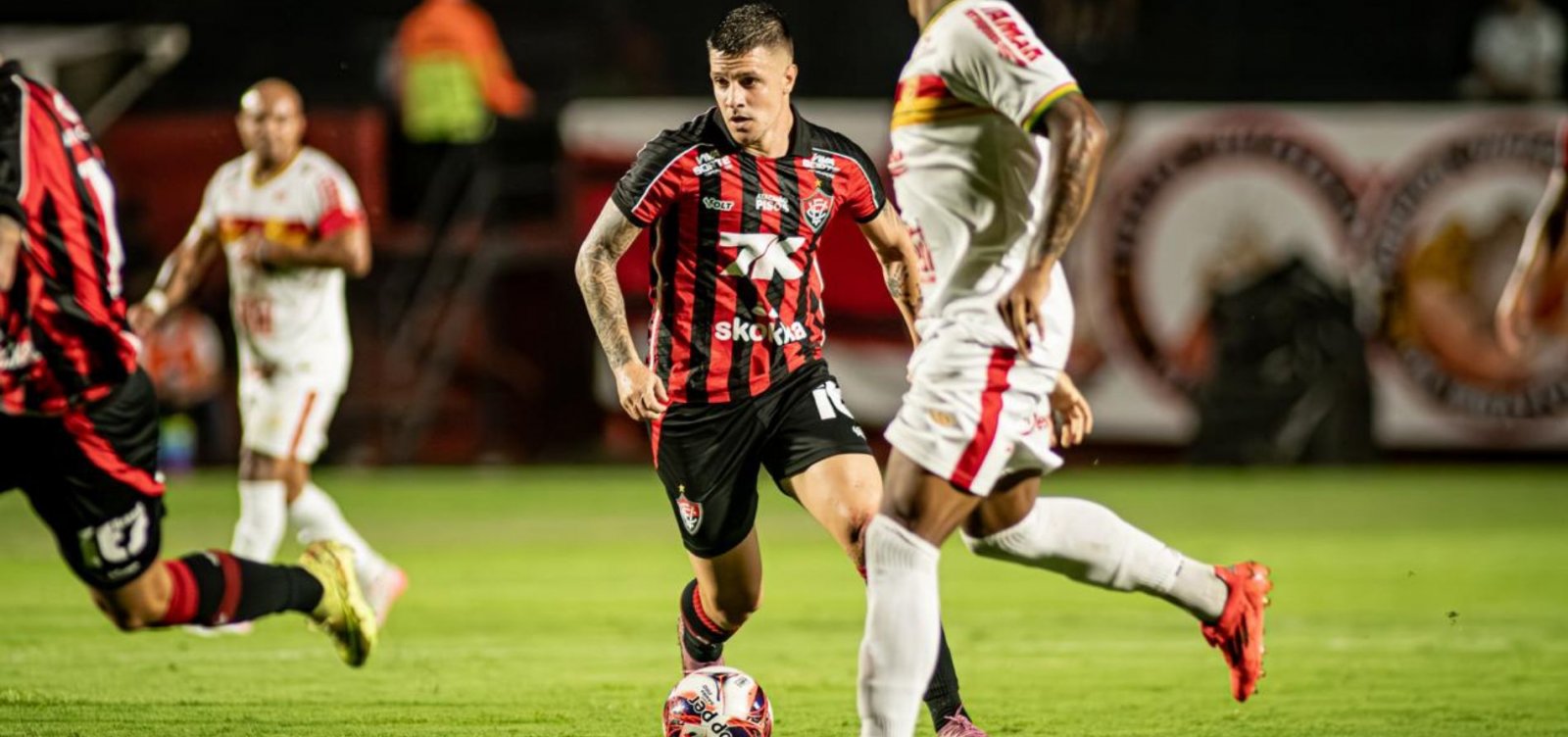 Vitória impõe força máxima, goleia a Juazeirense e conquista primeira vitória no Baiano