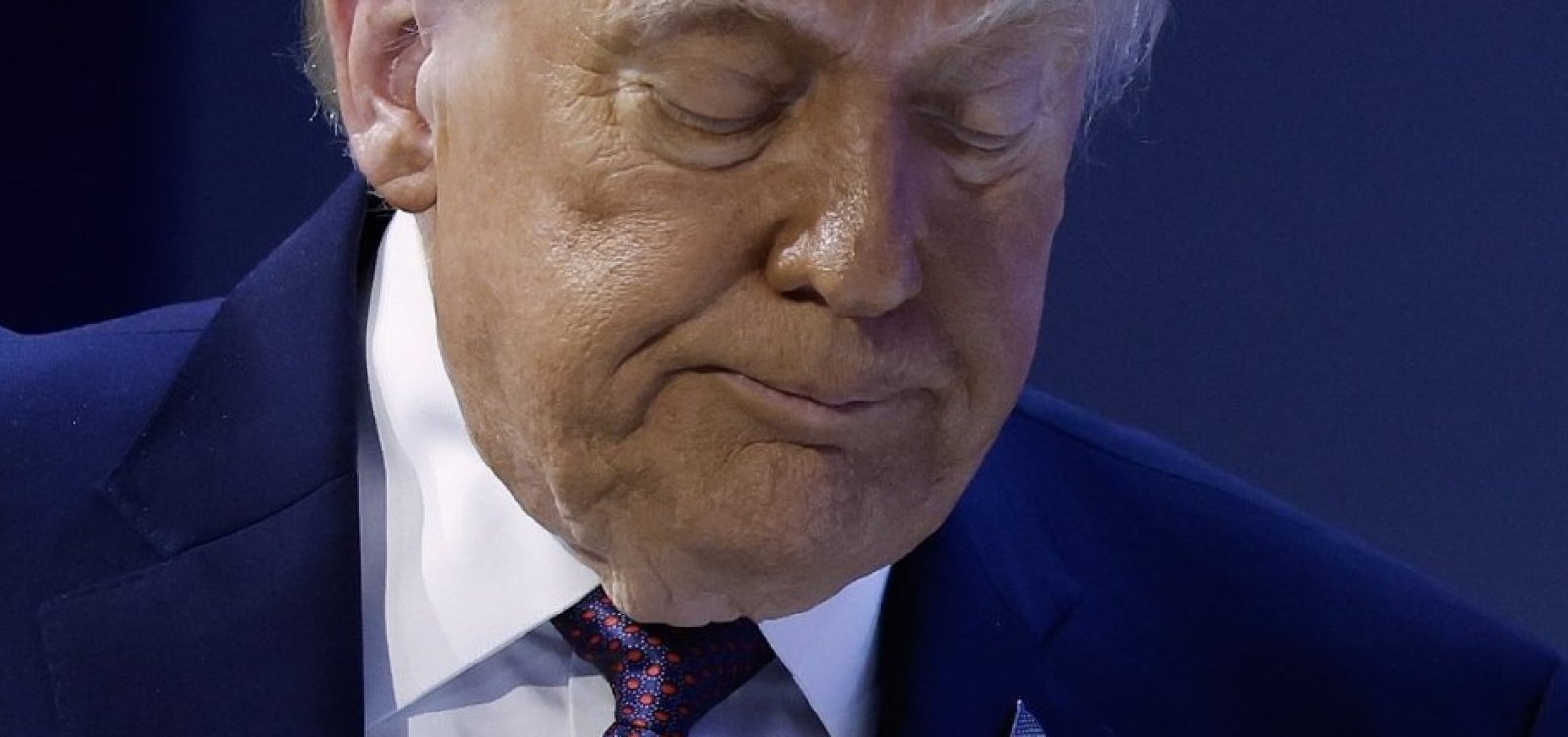 Hematoma na mão de Trump reaparece e gera especulações durante encontro na Suíça