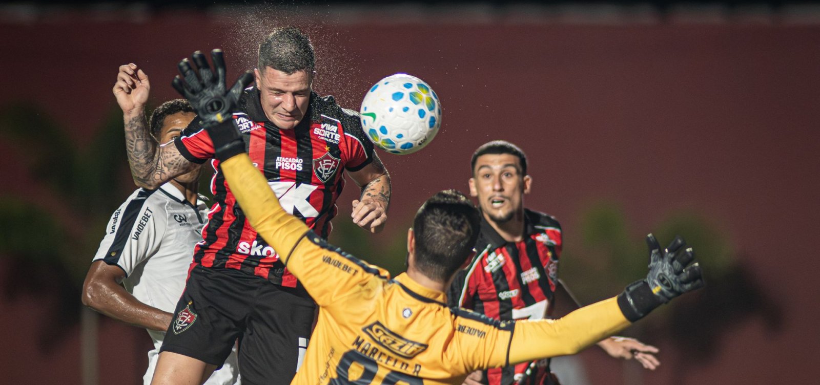 Vitória supera o Remo no Barradão e vence na estreia no Brasileirão