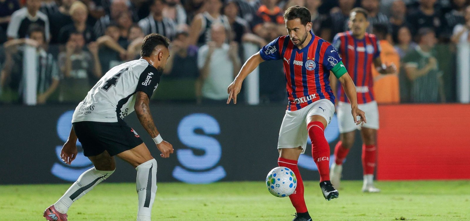 Com virada e golaço, Bahia bate o Corinthians na estreia do Brasileirão
