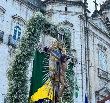 Imagem do Senhor do Bonfim segue em procissão rumo à Colina Sagrada em Salvador
