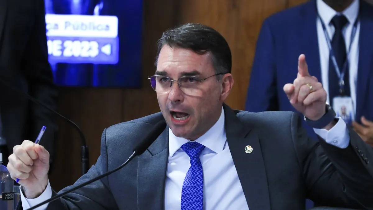 Flávio Bolsonaro é o senador que mais gastou com serviços dos Correios em 2025