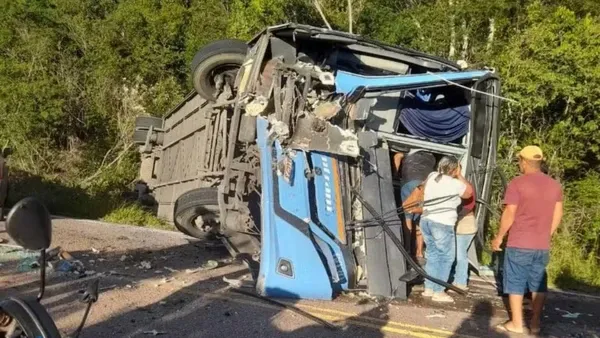Colisão entre ônibus e caminhão deixa dois mortos e 22 feridos no sudoeste da Bahia