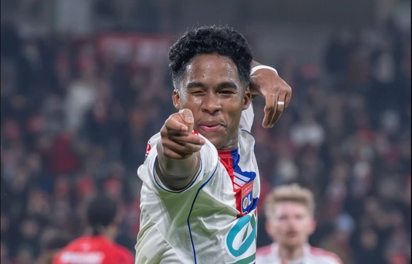 Endrick estreia com gol pelo Lyon e brilha logo no primeiro jogo na França