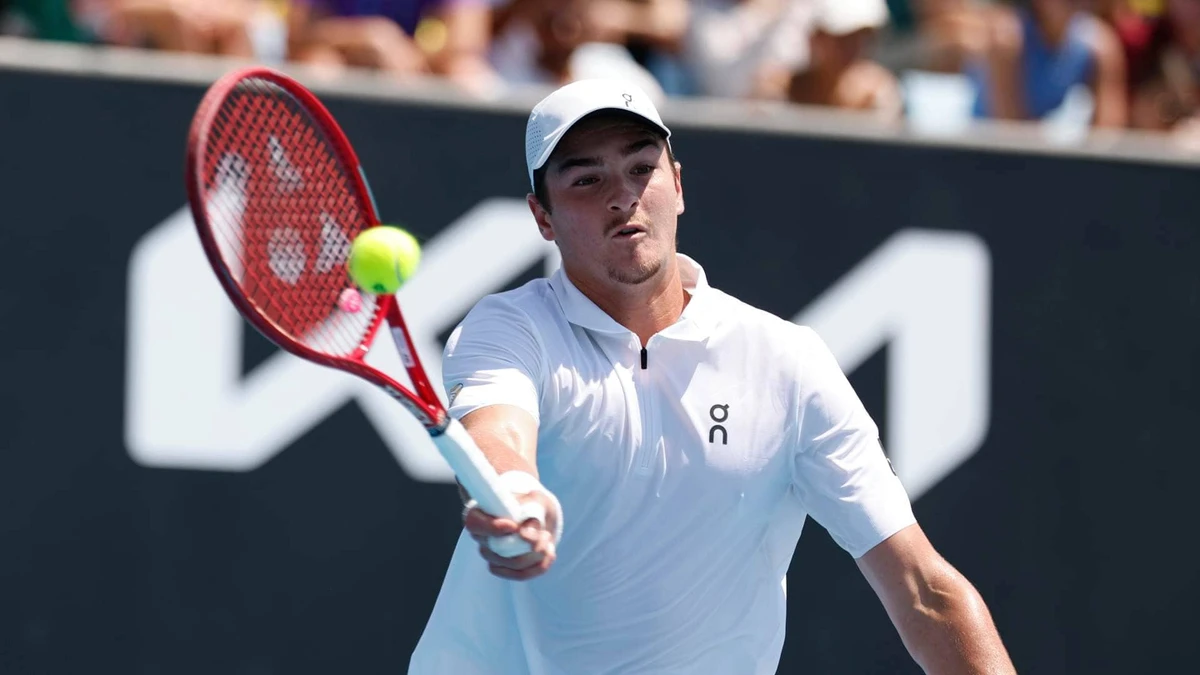 Dores físicas marcam derrota de João Fonseca na estreia do Australian Open 2026