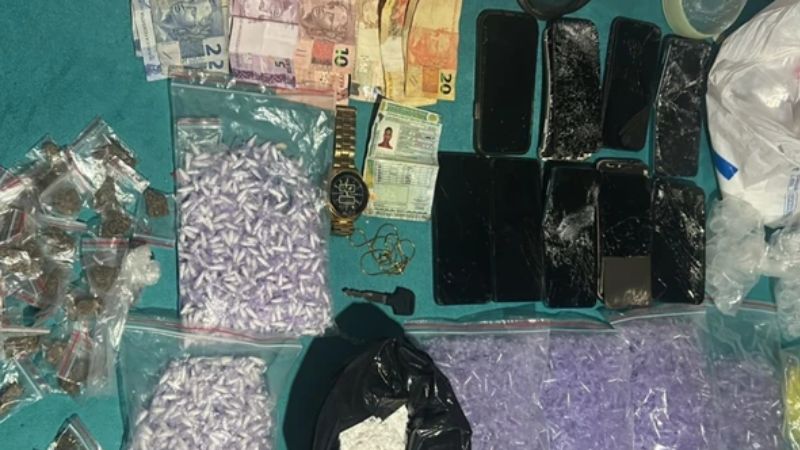 Bandidos invadem casa em Paripe e fazem adolescente refém durante transmissão ao vivo