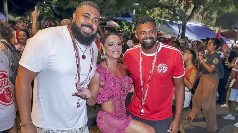 Viviane Araújo brilha em ensaio de rua do Salgueiro