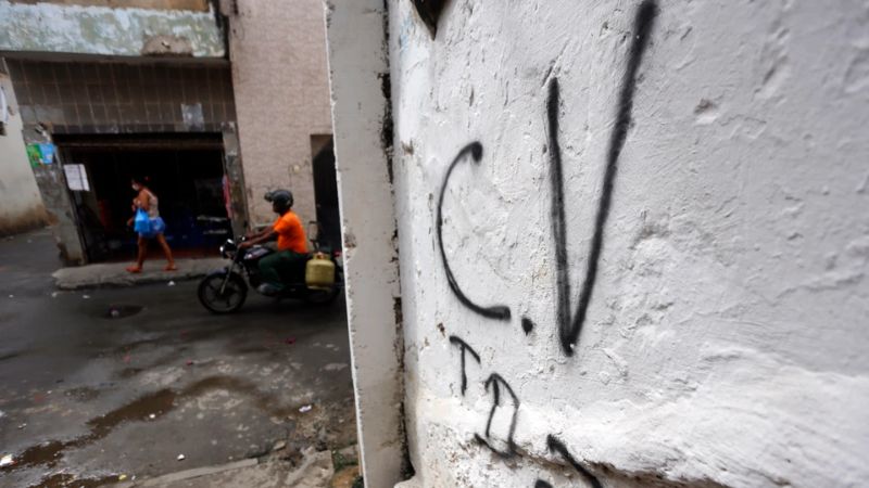 Comando Vermelho veta motos barulhentas em comunidade de Salvador após pressão de moradores