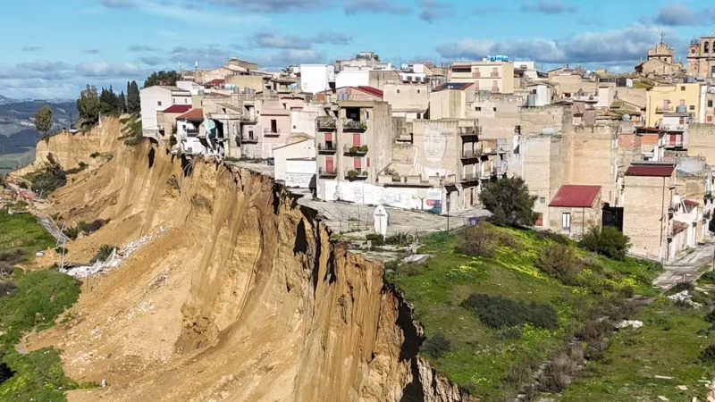 Tempestades causam deslizamento e deixam cidade siciliana à beira do precipício