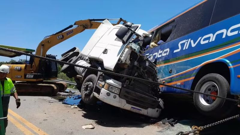 Colisão entre caminhão e ônibus deixa seis mortos na BR-116, no Sul do RS