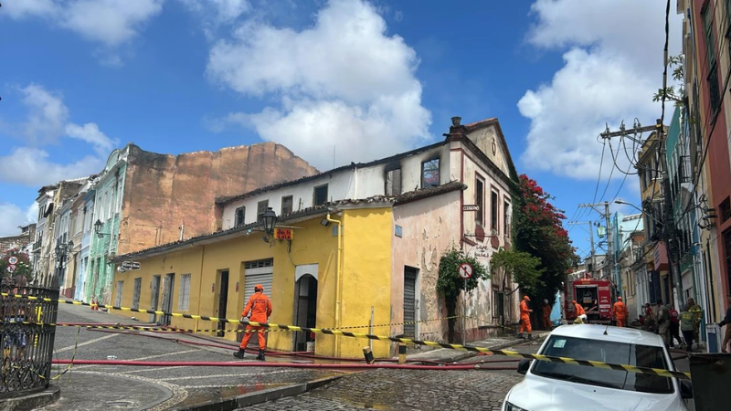 Incêndio atinge casarão histórico no Santo Antônio Além do Carmo, em Salvador