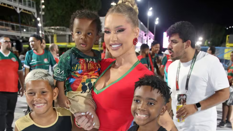 Virginia Fonseca testa maquiagem e look em passagem de som da Grande Rio na Sapucaí