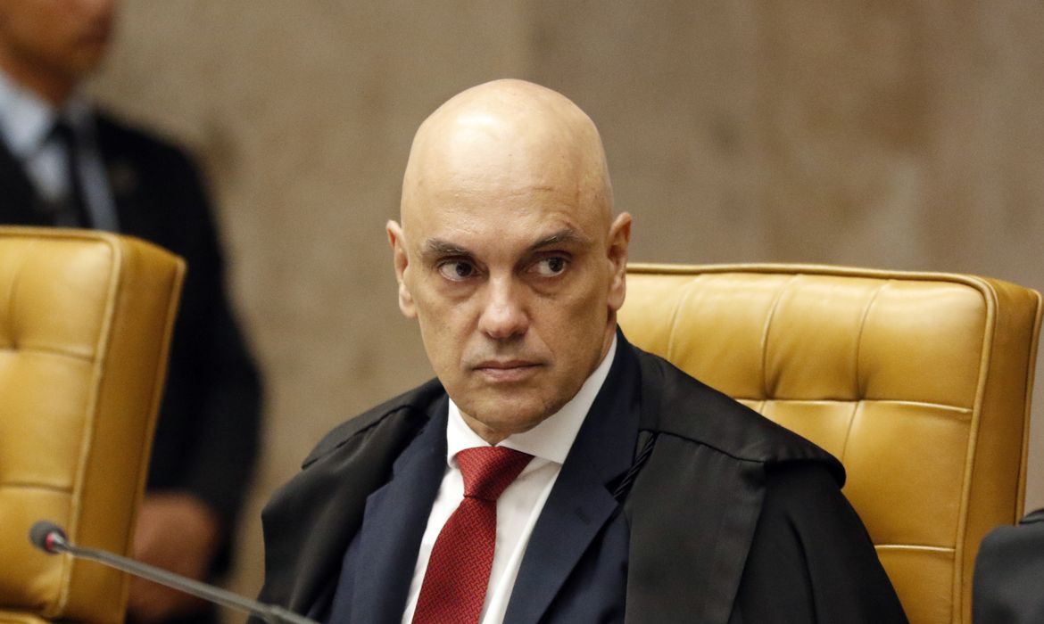 Moraes autoriza visitas permanentes de filhos e enteada a Jair Bolsonaro