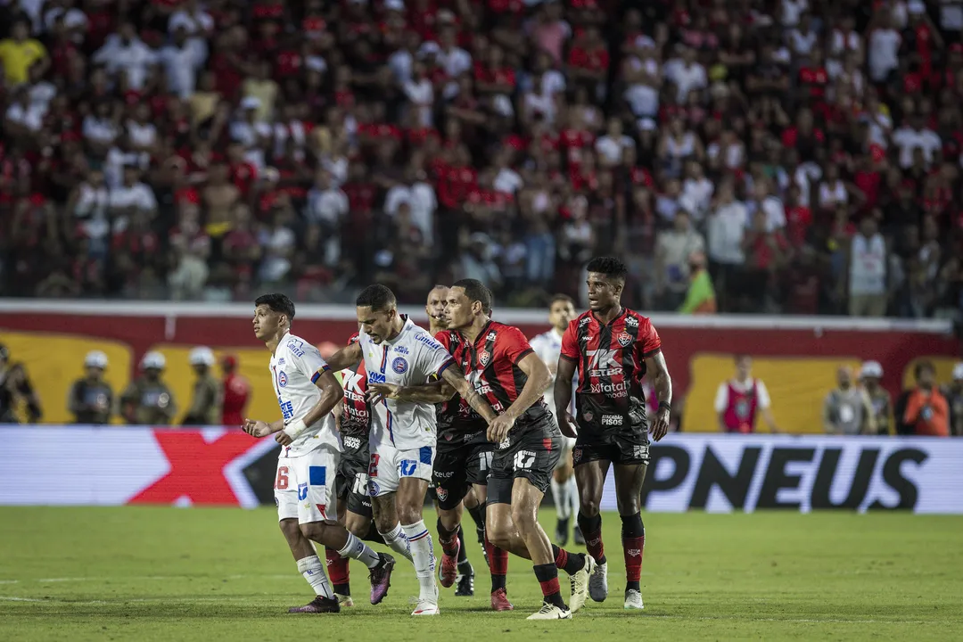Vitória enfrenta o Bahia no Barradão: saiba onde assistir e as prováveis escalações do Ba-Vi