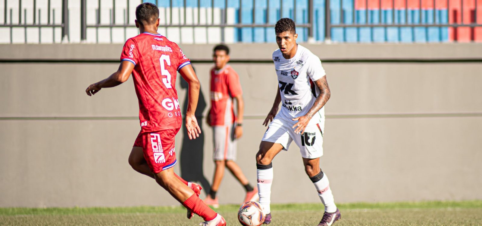 Vitória vence o Barcelona de Ilhéus e assume a vice-liderança do Campeonato Baiano