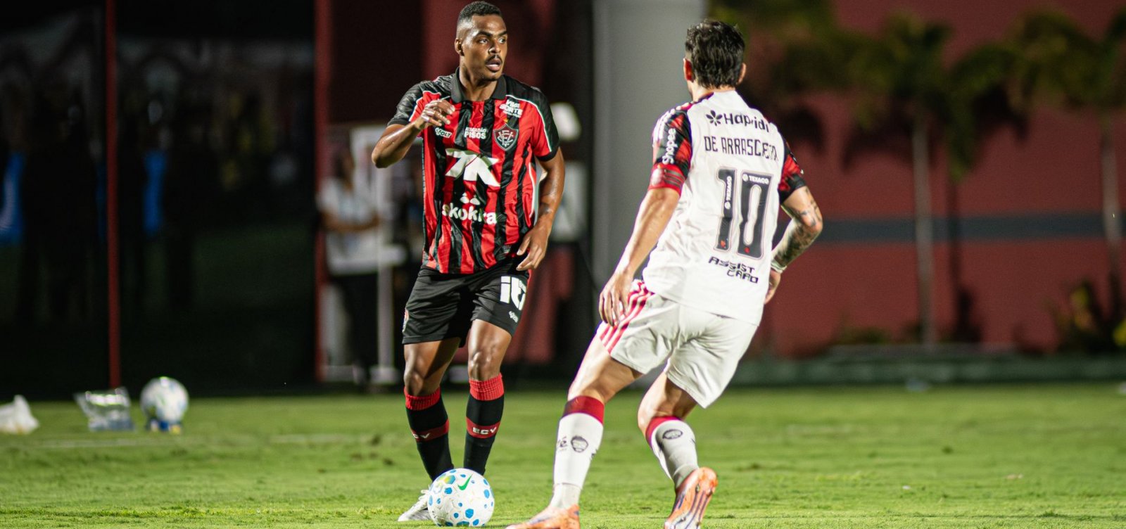 Pênalti desperdiçado marca derrota do Vitória para o Flamengo no Barradão