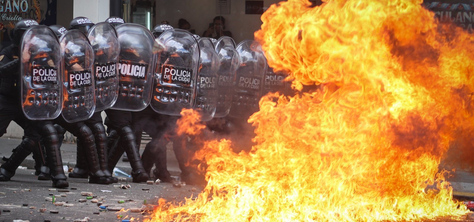 Protesto contra reforma trabalhista termina em confronto com a polícia na Argentina