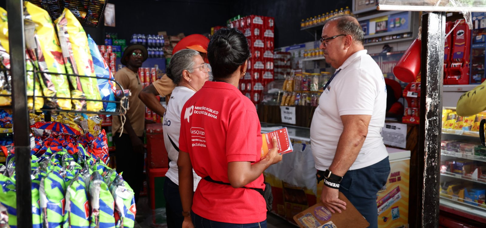 Fiscalização identifica irregularidades e autua dois comércios no circuito Barra-Ondina