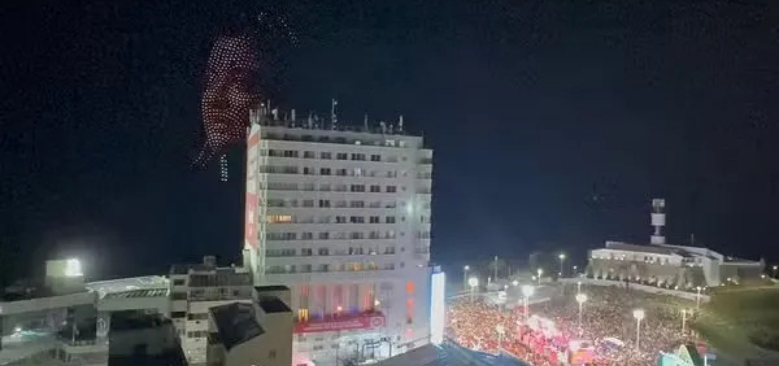 Homenagem a Preta Gil ilumina o Farol da Barra com show de drones no Carnaval de Salvador