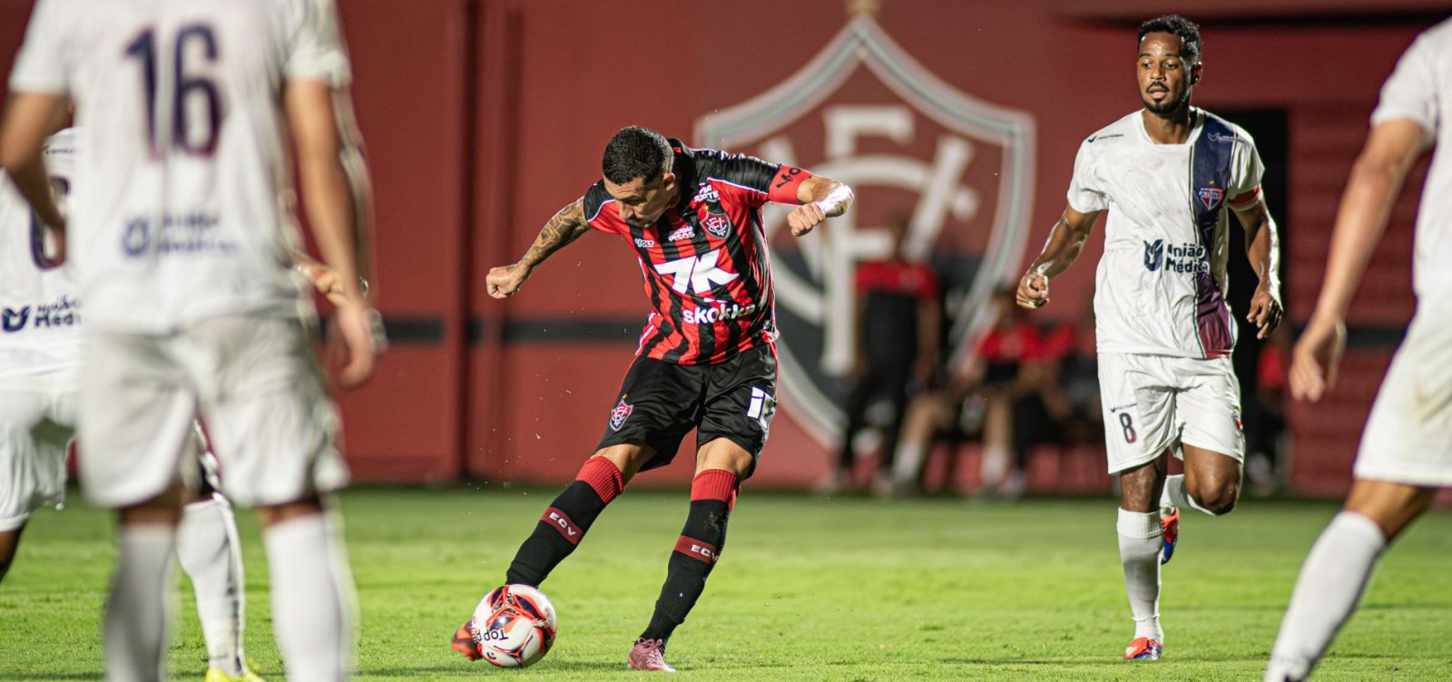 Vitória vence o Bahia de Feira e assume a vice-liderança do Baianão