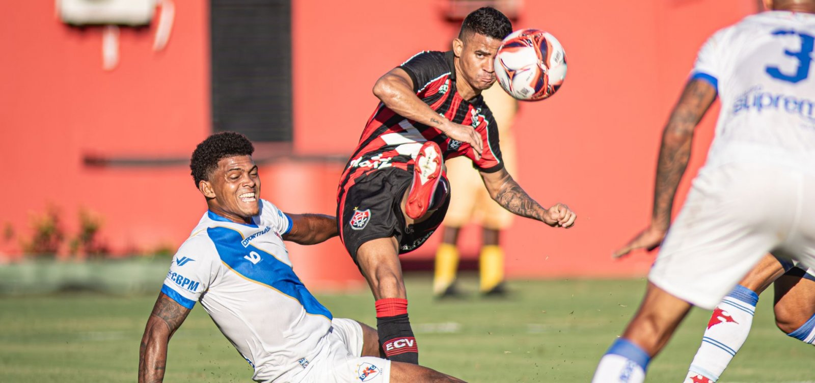 Vitória bate o Galícia por 3 a 0, garante vice-liderança e decide semifinal no Barradão